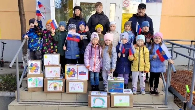 Малыши из Поронайска подарили пайки и теплую одежду мобилизованным