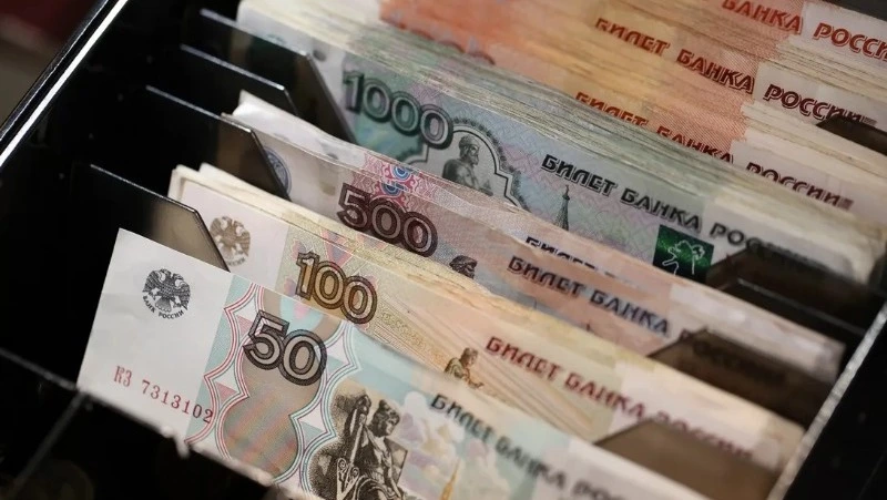 Мужчину с судимостью подозревают в краже 16,5 тысячи рублей из кассы магазина в Корсакове