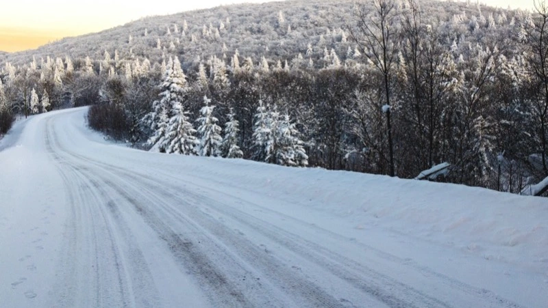 Две дороги закрыли из-за сильной метели в Охе утром 16 декабря