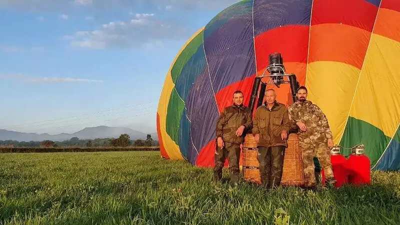«К этим выходным запустим». Воздушный шар вытащили из леса после неудачной посадки на Сахалине