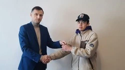 Сироте из Ногликского района вручили ключи от новой квартиры