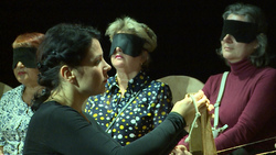 Брызги и запах картошки: театры на Сахалине ставят спектакли в необычных форматах
