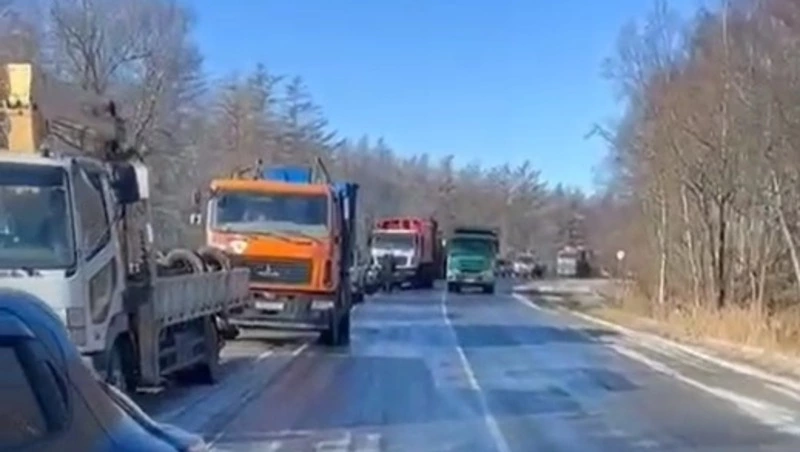 Затор из самосвалов образовался утром у «Тещиного языка» на Сахалине