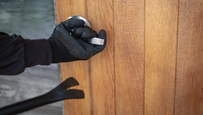 Подростка подозревают в краже электроинструментов с частного участка в Корсаковском районе