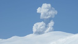 Парогазовый выброс произошел на курильском вулкане Эбеко 