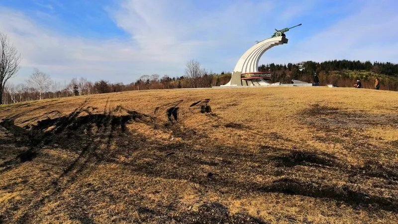 На Холмском перевале неизвестные испортили газон возле памятника освободителям Сахалина