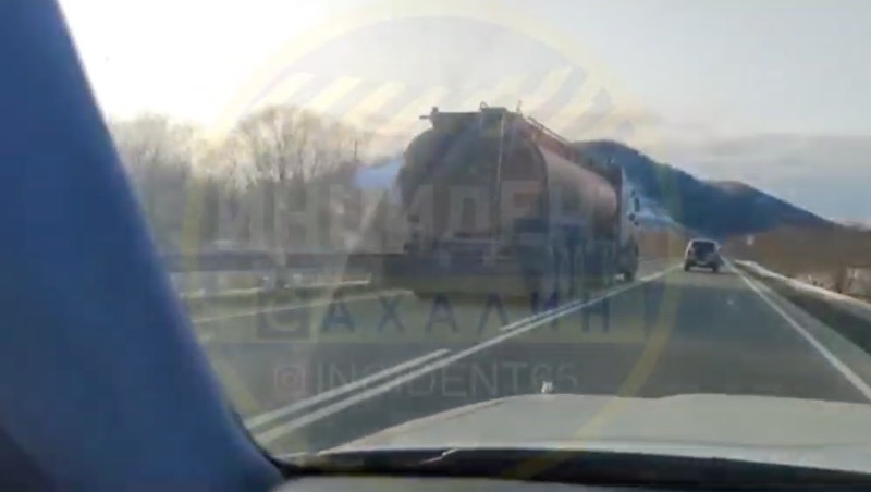 Водитель грузовика с бензином устроил гонку по встречной полосе на Сахалине