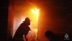 Огонь охватил дачный дом в Холмске 2 июля