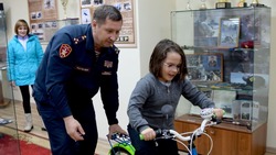 Начальник управления Росгвардии по Сахалинской области Чесноков подарил велосипед девочке