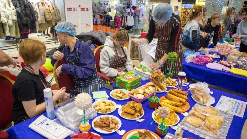 Школьники Южно-Сахалинска устроили ярмарку для помощи детям с ОВЗ