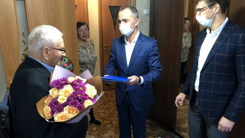 В Аниве участника трудового фронта Александра Антипова поздравили с 90-летием
