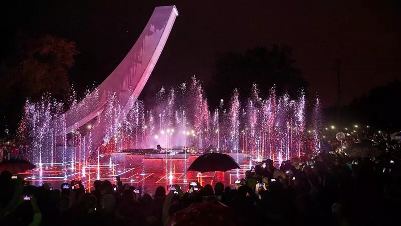 В Южно-Сахалинске открыли первый светомузыкальный фонтан