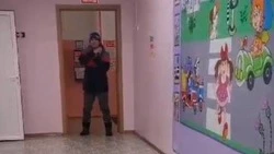 Житель Долинска угрожал самоубийством в детском саду, требуя отдать ему детей