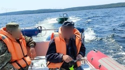 Сотрудники МЧС спасли рыбаков на озере Тунайча после поломки мотора