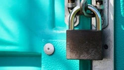 Спасатели вскрыли дверь в квартиру со спящим ребенком в Южно-Сахалинске