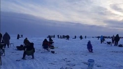 Льдина с рыбаками начала отходить от берега на 61-м километре трассы Южно-Сахалинск — Оха  