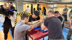 Ветераны СВО разыграли в Южно-Сахалинске медали турнира по армрестлингу