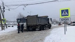 В Южно-Сахалинске два самосвала устроили затор на улице Железнодорожной