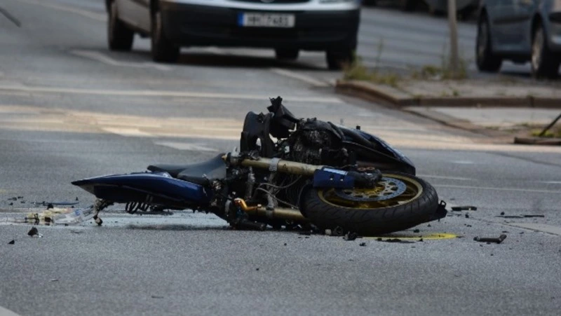 Водитель не рассчитал расстояние и сбил мотоциклиста на юге Сахалина