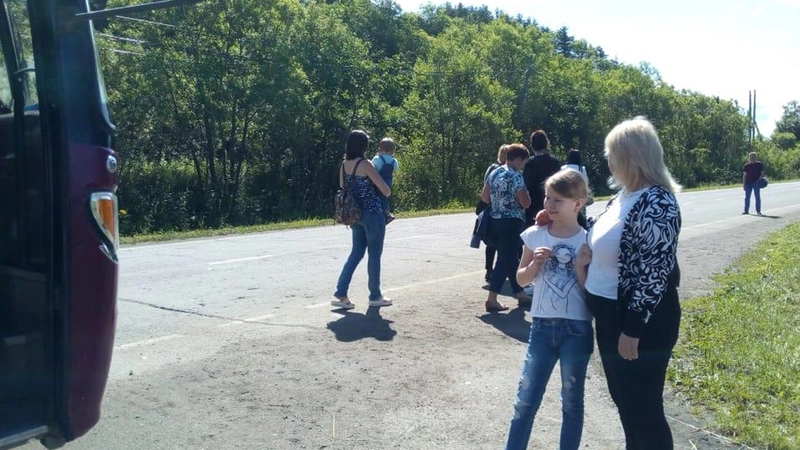 Пассажиры рейса Углегорск – Южно-Сахалинск из-за поломки автобуса «загорают» на трассе