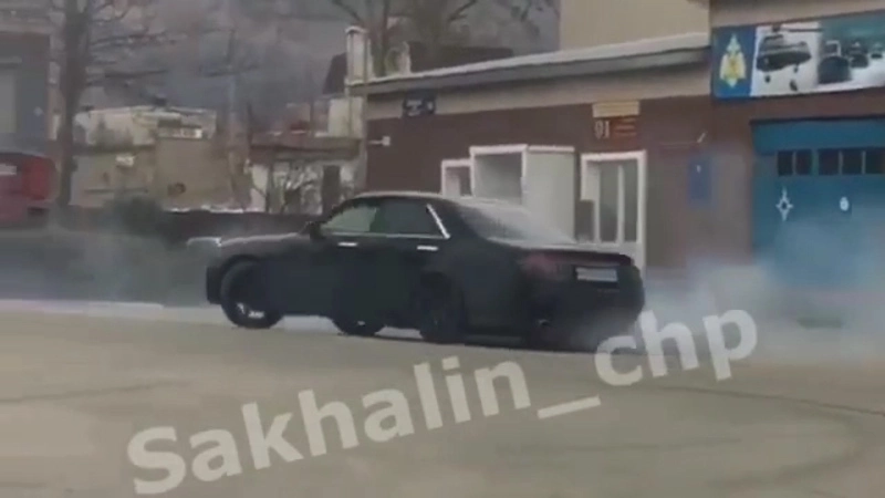 Когда надоело стоять в пробке: сахалинец внезапно выскочил из потока и начал дрифтовать