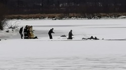 Рыбак провалился под лед и утонул на севере Сахалина