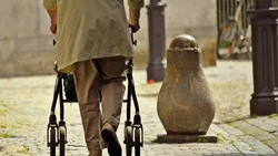 Ветерану труда помогут быстрее переехать из аварийного дома на Сахалине