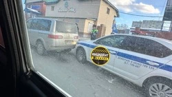 Машина полиции въехала в Nissan Lafesta в Южно-Сахалинске