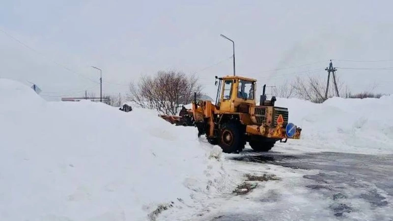 В Охинском районе расчистили и открыли дороги после циклона