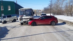 Mazda серьезно пострадала в ДТП с автобусом в Охе