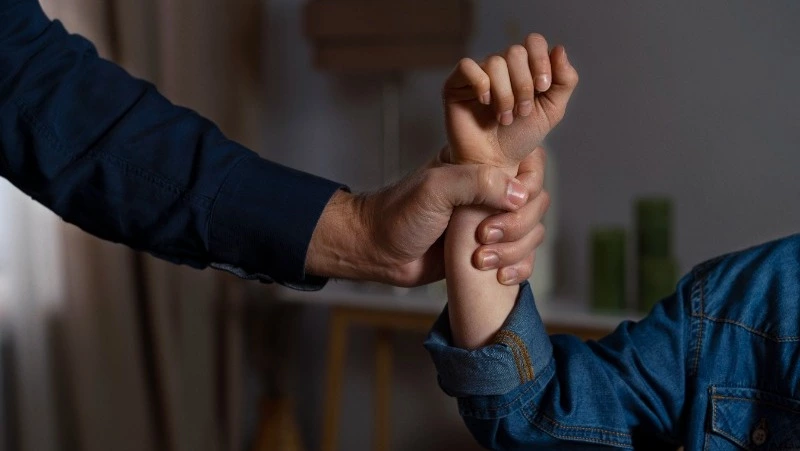 Бил разными предметами: сахалинец два дня незаконно удерживал у себя дома знакомую