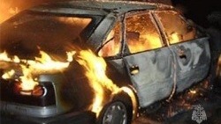 Пожарные потушили горящий автомобиль в Холмске посреди ночи 21 августа