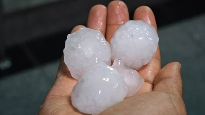 В Пекине мощный град побил 28 тысяч автомобилей