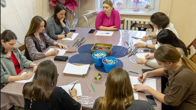 Йогу и арт-терапию провели для будущих мам в Южно-Сахалинске