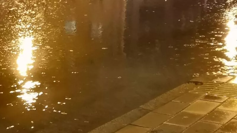 В Южно-Сахалинске к ливневкам на улице Ленина прикрутят новые решетки