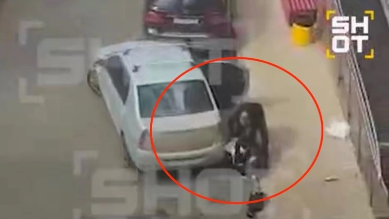 Послушник московского храма чуть не задушил дочь при попытке украсть ее у экс-супруги