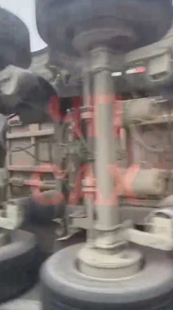 Самосвал опрокинулся на охотской трассе 