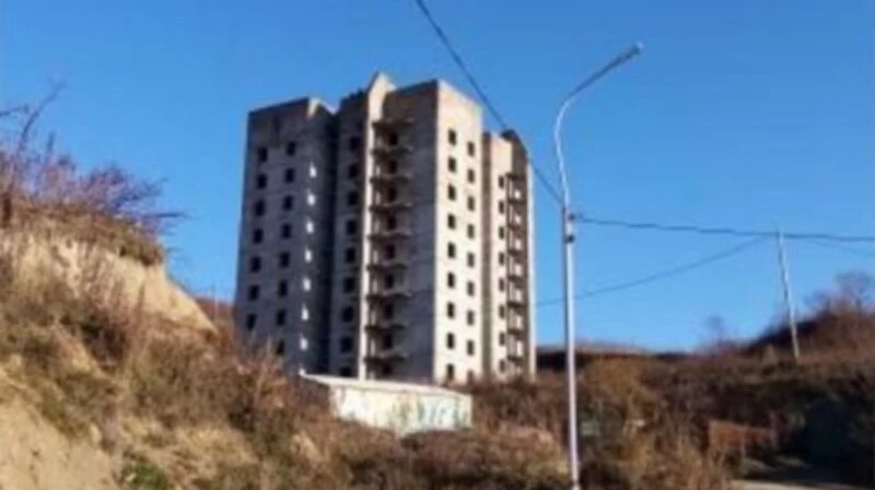 Подростки развлекаются на крыше 12-этажного недостроя на юге Сахалина