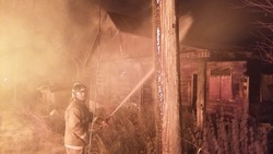 Постройка вспыхнула на дачном участке в СНТ Южно-Сахалинска вечером 29 августа