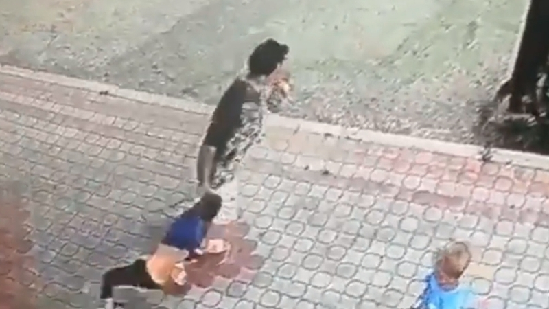 Сахалинская мать протащила ребенка за ногу по улице на глазах у прохожих