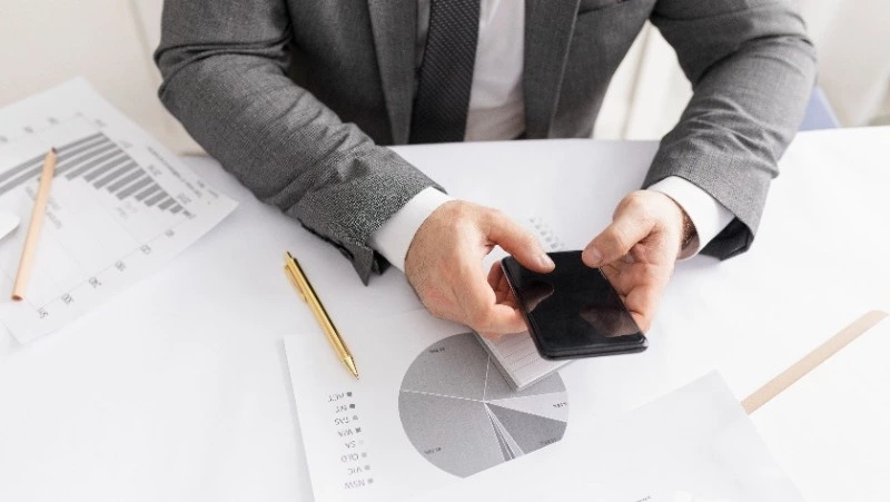 Мошенник под видом брокера «развел» на 4,1 млн рублей жителя Сахалина