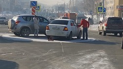 Автомобили столкнулись на перекрестке в Южно-Сахалинске