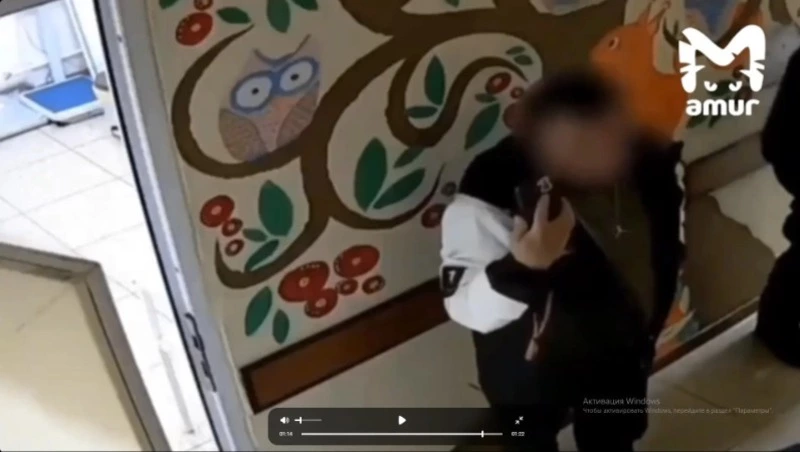 Видео: в Южно-Сахалинске неадекватный отец накинулся на детских врачей и обложил матом