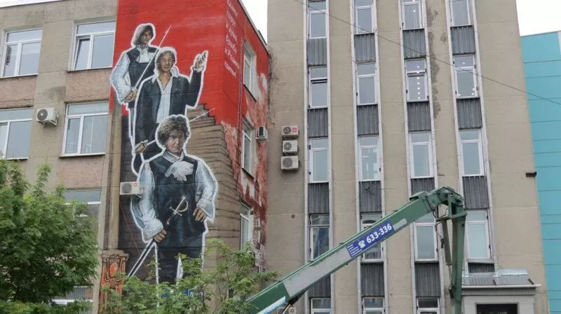 Знаменитых гардемаринов увековечили на стенах Южно-Сахалинска