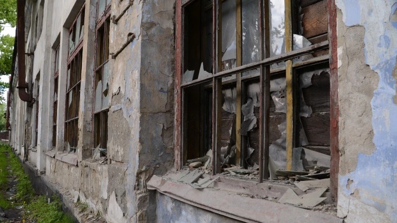 Сахалинский суд обязал Росимущество огородить аварийное здание в селе Чехов   