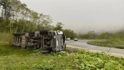 Бензовоз слетел с трассы и перевернулся на трассе Невельск — Огоньки