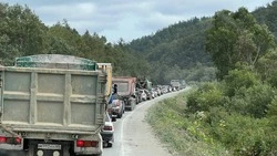 «Кто-нибудь вообще работает?»: выезд на охотскую трассу сковали километровые пробки