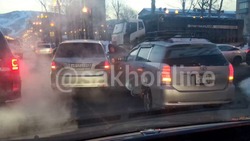 ДТП на перекрестке Победы — Амурская в Южно-Сахалинске спровоцировало серьезный затор