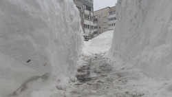«Выходить как?»: коммунальщики закопали выход у подъезда жилого дома в Южно-Сахалинске