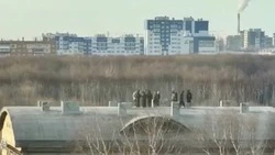 Недетские шалости: толпу подростков на крыше здания в Южно-Сахалинске сняли обеспокоенные жители
